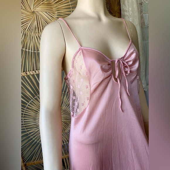 Vintage 70s Pink Nightgown with Sheer Floral Lace and Keyhole The Fashion Place - Picture 4 of 14